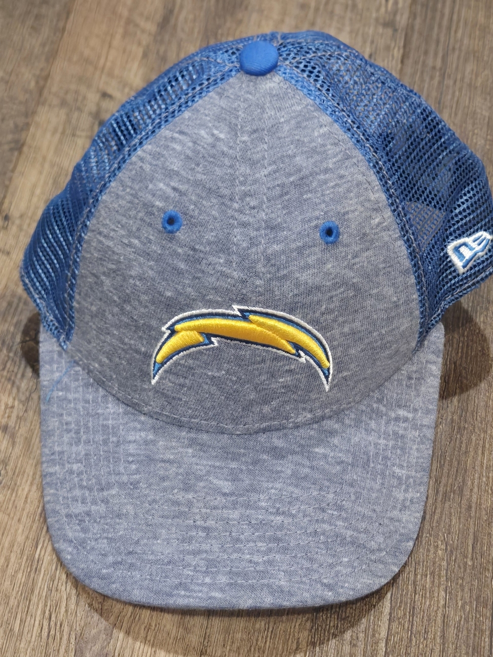 New Era 9FORTY Los Angeles Chargers Women's Trucker Hat